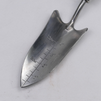 Handschaufel mit Skala aus Edelstahl von den Garden-Tool-Brothers